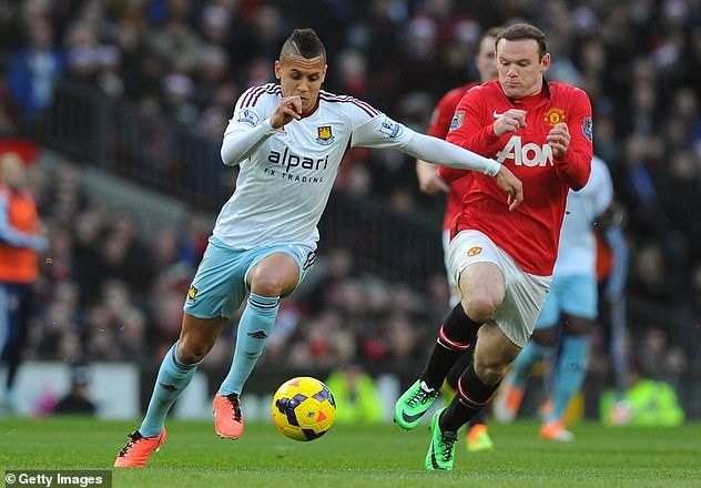 wayne-rooney-ravel-morrison.jpg