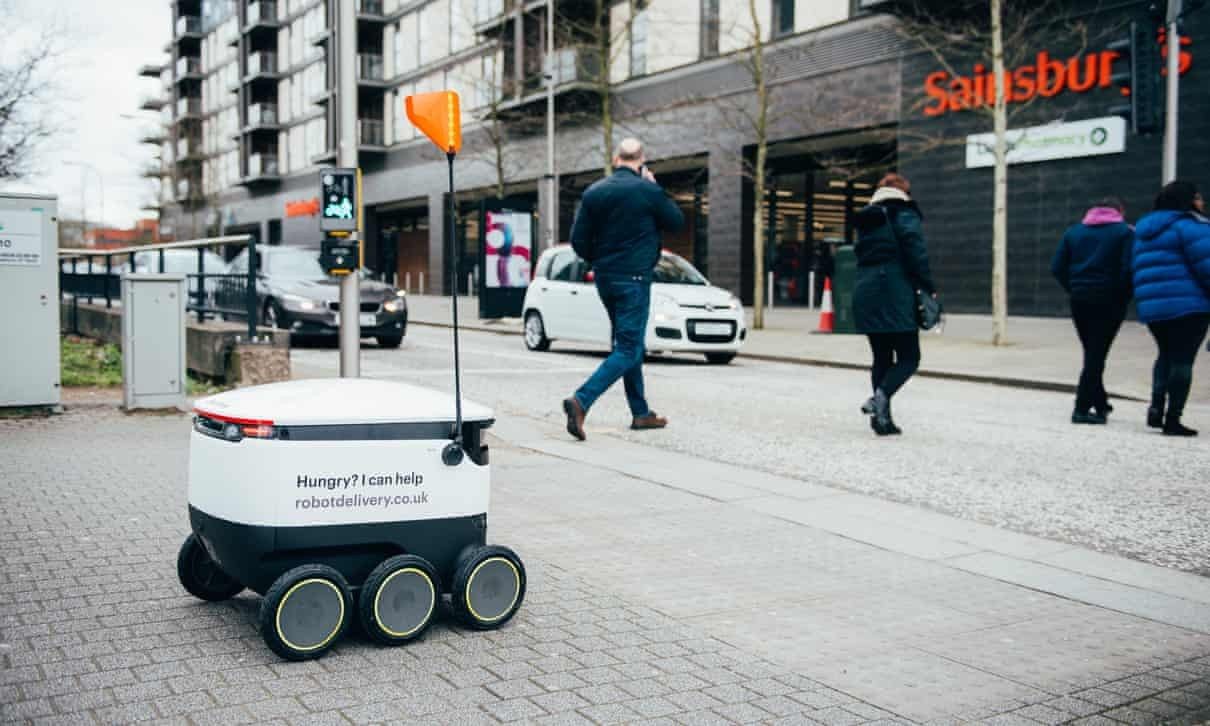 Робот едет. Беспилотный доставщик. Food delivery Robot. Робот развозит еду белорусская.